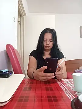 Snapshot of roxana_e43 chatting on July 4, 2026, 5:24 am roxana e43 online show from July 4, 2026, 5:24 am