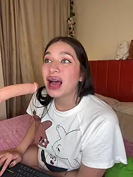 Caandace online show from April 21, 2026, 1:42 am