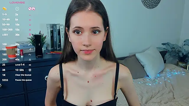 OdiIiaChavarria online show from April 18, 2026, 7:07 pm