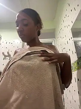 Emi rousse online show from April 21, 2026, 2:26 am