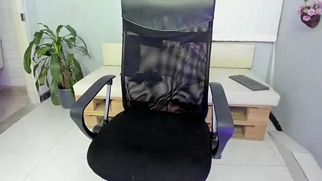 Nahomy Collins  online show from March 9, 2026, 8:02 pm