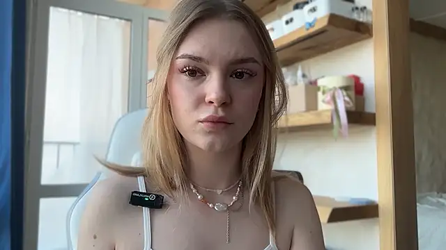 cyberl0ve  online show from April 21, 2026, 11:05 am