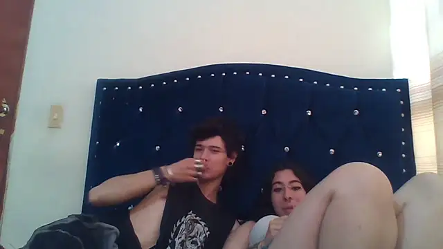 Snapshot of Moonandzukko chatting on May 7, 2026, 9:20 pm Moonandzukko online show from May 7, 2026, 9:20 pm