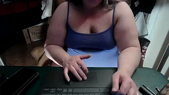 Snapshot of smalltowntrouble chatting on April 14, 2026, 1:22 am smalltowntrouble online show from April 14, 2026, 1:22 am