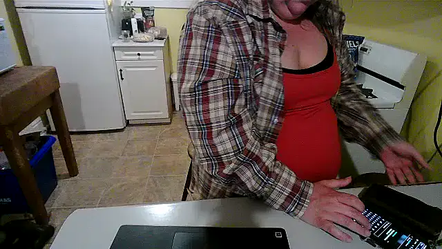 Snapshot of smalltowntrouble chatting on May 24, 2026, 1:43 am smalltowntrouble online show from May 24, 2026, 1:43 am
