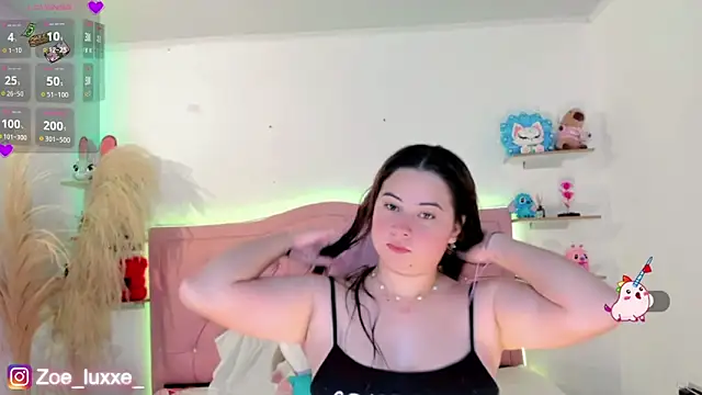 Zoe Luxxe  online show from April 18, 2026, 9:04 pm