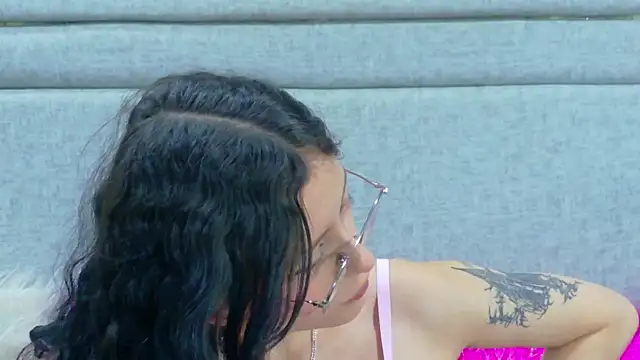 Snapshot of Naomimolie chatting on May 25, 2026, 2:01 pm Naomimolie online show from May 25, 2026, 2:01 pm
