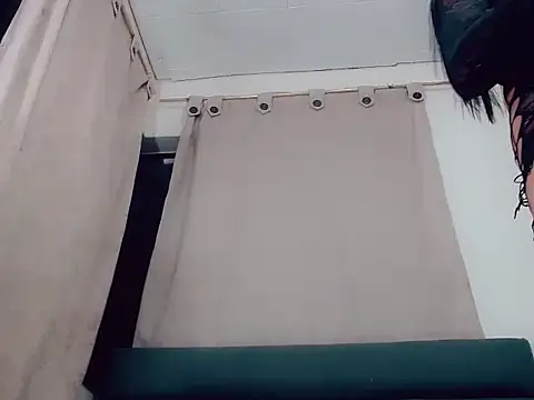 Lia Suares online show from March 7, 2026, 3:25 am