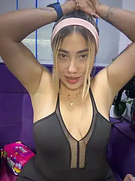 ManuelaVeeleez online show from May 28, 2026, 4:54 am