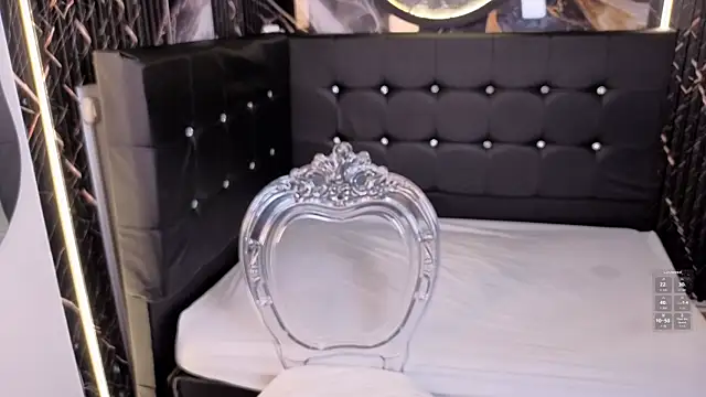 ManuelaVeeleez online show from June 6, 2026, 3:44 am