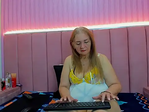 queenstarhy online show from June 20, 2026, 4:10 pm