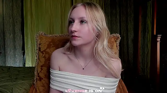 CatarinaGulla online show from April 18, 2026, 3:16 pm