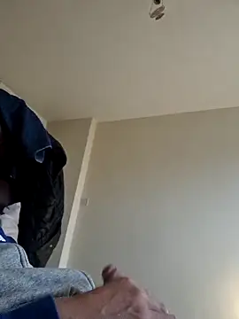 hulllad40 online show from March 6, 2026, 8:11 am