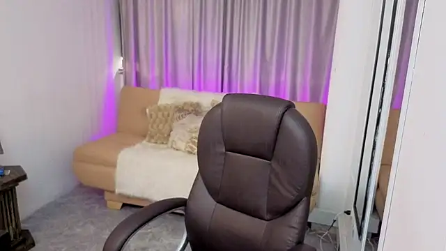 Snapshot of Elena_Cohen chatting on April 30, 2026, 8:15 pm Elena Cohen online show from April 30, 2026, 8:15 pm