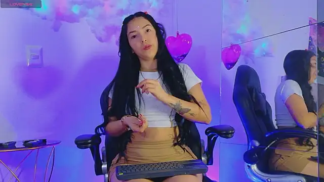 julietaluna online show from March 5, 2026, 3:41 pm