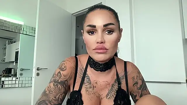 AMBER HARD online show from April 2, 2026, 1:42 pm