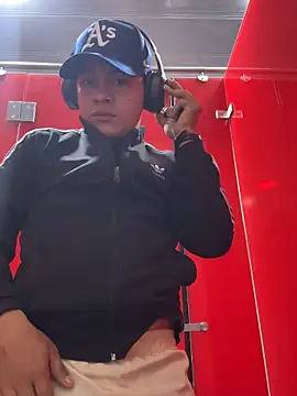 OliverTabordaa online show from May 17, 2026, 4:03 pm