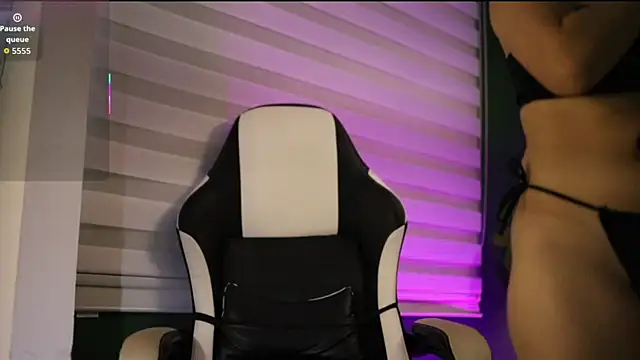 Danaa Rousee  online show from April 22, 2026, 6:31 pm