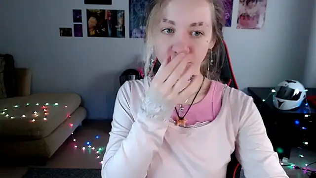 Nica Kawaii online show from April 13, 2026, 7:58 am