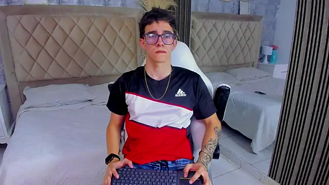 TylerCross  online show from April 10, 2026, 8:35 pm