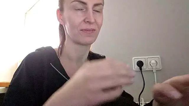 Snapshot of AnnaTight chatting on April 28, 2026, 9:58 am AnnaTight online show from April 28, 2026, 9:58 am