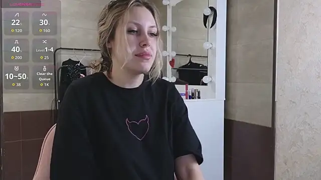  amymoore  online show from April 23, 2026, 1:40 am