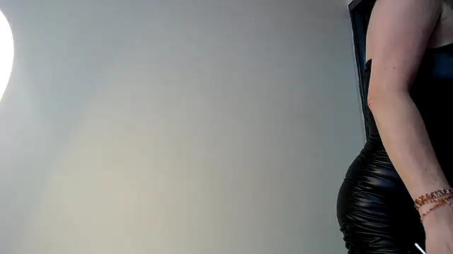 Snapshot of SammyAlexxandra chatting on May 5, 2026, 8:17 pm SammyAlexxandra online show from May 5, 2026, 8:17 pm