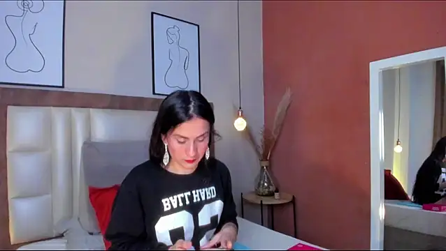 TinnaMoon online show from April 12, 2026, 12:26 am