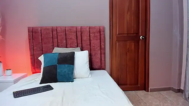 FreyaCameron online show from April 27, 2026, 12:58 pm