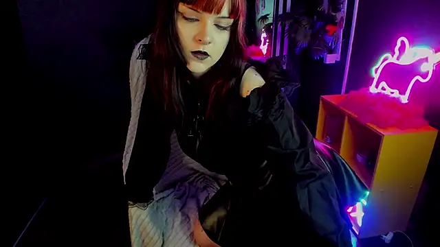 EsterTwilight online show from June 19, 2026, 4:11 pm