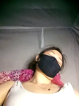 Bling-pusy online show from April 18, 2026, 1:04 pm