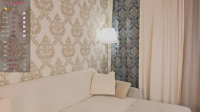 Snapshot of foxy_bloomm chatting on July 8, 2026, 6:23 pm foxy bloomm online show from July 8, 2026, 6:23 pm