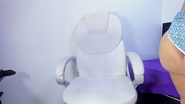 BustyyJuicy Rs online show from April 13, 2026, 12:43 pm