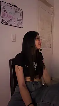Cloebennet013 online show from May 14, 2026, 11:17 am