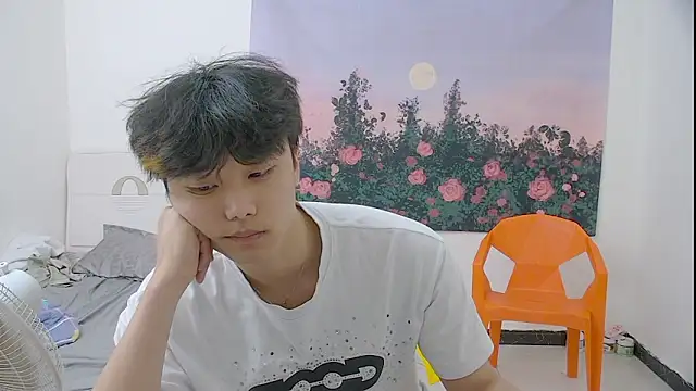 Snapshot of icecream-002 chatting on May 13, 2026, 1:36 am icecream-002 online show from May 13, 2026, 1:36 am