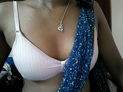 Couplehot00 online show from April 4, 2026, 7:55 pm