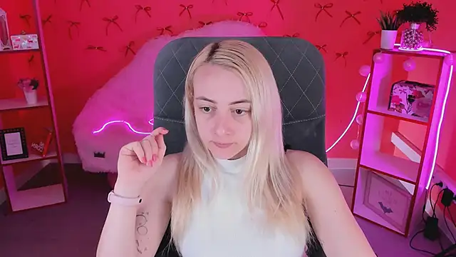 CarolMoor online show from April 16, 2026, 9:10 am