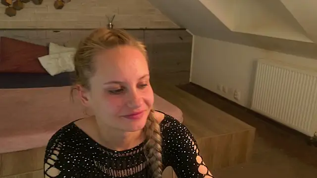 IceBlueBabe online show from May 25, 2026, 7:42 pm