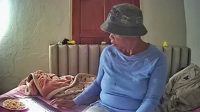 JoycyQueen online show from April 4, 2026, 6:11 am