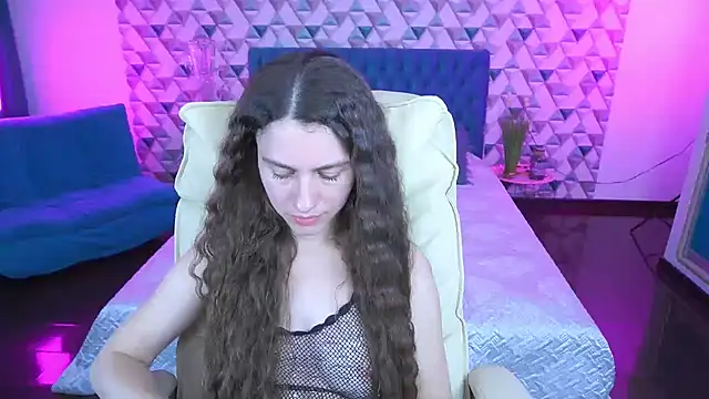 LittleJulii online show from April 19, 2026, 7:38 pm