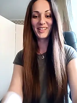 LunaCrystall online show from May 4, 2026, 4:03 pm
