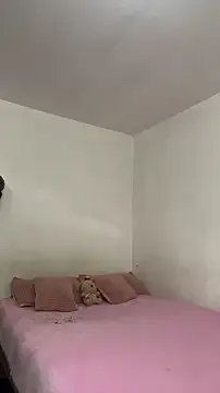 sylphiee  online show from April 9, 2026, 5:07 pm