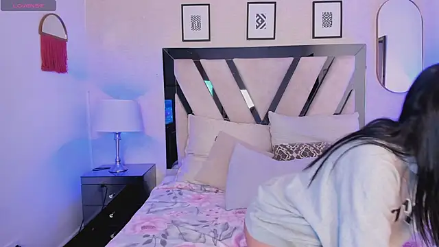 Violettaa Stone online show from April 22, 2026, 3:31 am