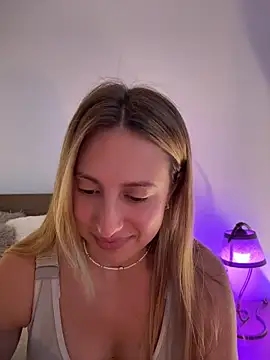 Snapshot of EvaRyen_ chatting on July 4, 2026, 5:19 pm EvaRyen online show from July 4, 2026, 5:19 pm