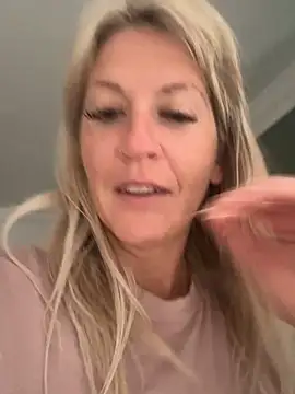 Snapshot of AtomBlondy chatting on June 10, 2026, 5:18 am AtomBlondy online show from June 10, 2026, 5:18 am