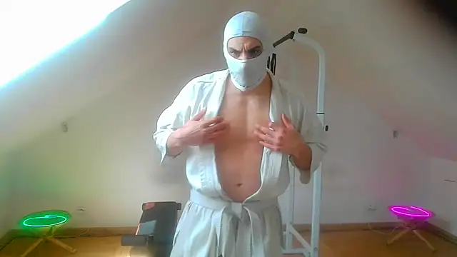 Snapshot of NinjaLaser chatting on March 29, 2026, 11:32 am NinjaLaser online show from March 29, 2026, 11:32 am