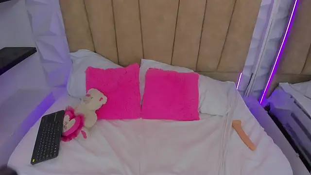 Amelie Fabulous  online show from April 15, 2026, 7:58 pm