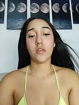 isabellaHill2 online show from April 14, 2026, 5:02 am