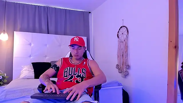 Thiago 2003  online show from April 8, 2026, 12:27 pm