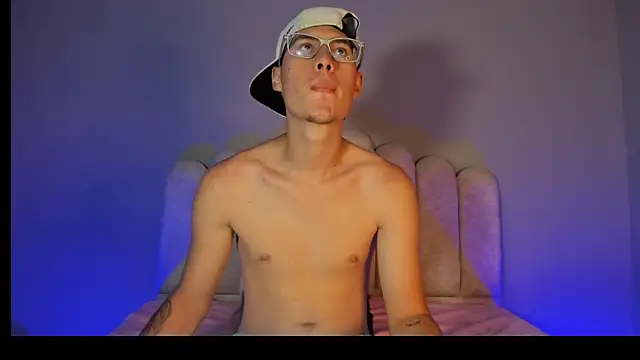 latinlove2005 online show from April 15, 2026, 3:02 am